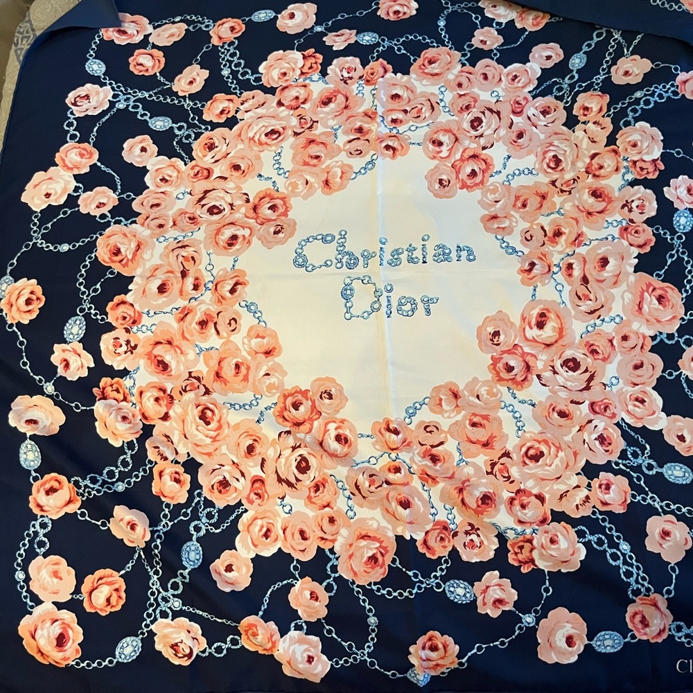 Dior
Silk handkerchief
New with tag
Multicolour, Silk
